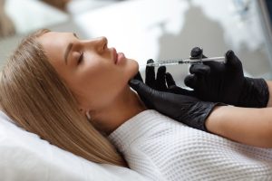 Makijaż do szarej sukienki: Pomysły na makijaż pasujący do eleganckiej szarej sukienki