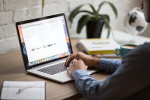 Jak wybrać kurs BHP online: kryteria zgodności z przepisami, certyfikatu i programu szkolenia