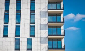 Jakie okna aluminiowe wybrać – kryteria doboru, parametry techniczne i koszty zakupu